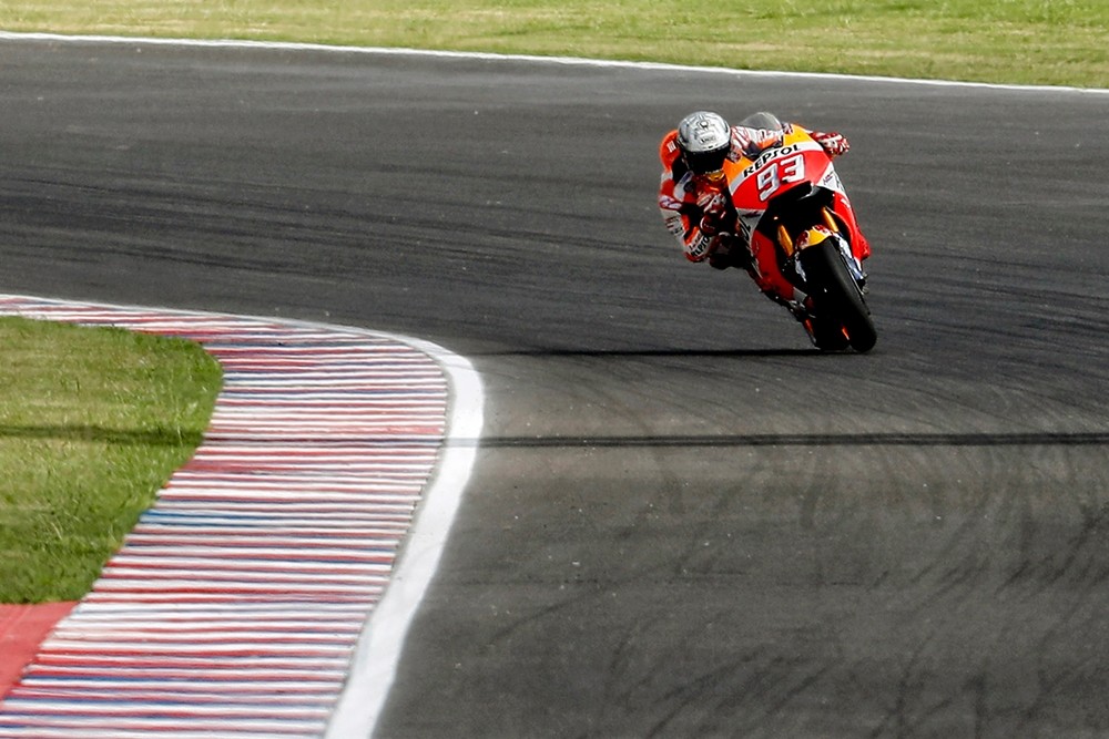 Marc Márquez, Miguel Oliveira y John  McPhee se reparten unas poles contra el agua en Argentina
