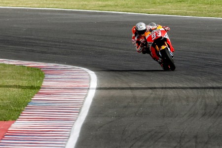 Marc Márquez, Miguel Oliveira y John McPhee se reparten unas poles contra el agua en Argentina