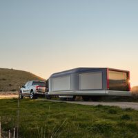 Dos ex ingenieros de Tesla han diseñado la caravana definitiva: enorme, eléctrica y casi capaz de remolcarse sola