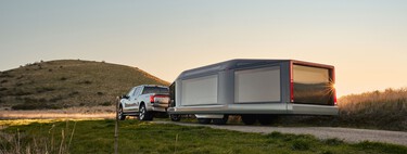Dos ex ingenieros de Tesla han diseñado la caravana definitiva: enorme, eléctrica y casi capaz de remolcarse sola