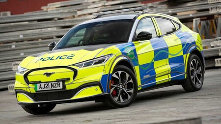 El Ford Mustang Mach-E es convertido en patrulla y despierta interés en la policía de Reino Unido