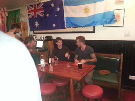 Tomarte unas pintas con David Beckham y Tom Cruise. Lo normal