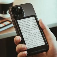 Hay una marca vendiendo eReaders magnéticos que se acoplan al iPhone. Lo he visto y ahora solo pienso en comprar uno 