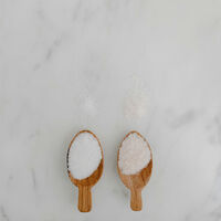 Si quieres que la ropa salga blanca y brillante de la lavadora solo necesitas un producto alcalino que ya tienes en casa 
