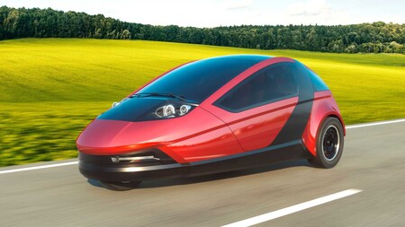 Twike 5, un extraño auto eléctrico de 3 ruedas, solo para 2 pasajeros y que se maneja con palancas en lugar de volante
