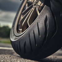 La gran mentira de los neumáticos de moto: casi nadie comprueba el agarre, hasta que se caen. La culpa es de la "cristalización" 