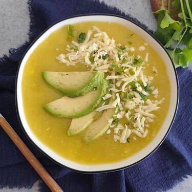 Locro de papas, receta de la cremosa sopa de patata y queso de la sierra ecuatoriana 