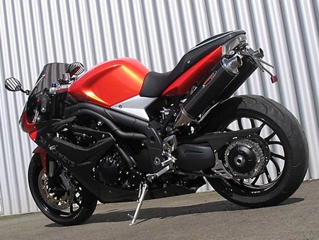 Triumph Speed Triple 1050 carenada por Six Monkeys