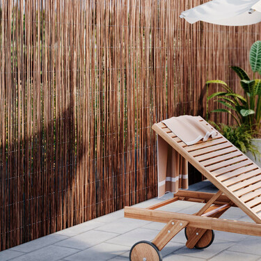 Leroy Merlin nos ayuda a crear espacios íntimos en jardines o terrazas con una celosía de mimbre natural que además decora 