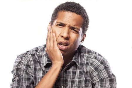 Bruxismo o rechinar los dientes durante la noche: por qué sucede y cómo se trata