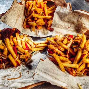 La nueva comida rápida de moda viene de Irlanda, pero salió de un restaurante chino: es una bolsa de pollo picante con patatas fritas