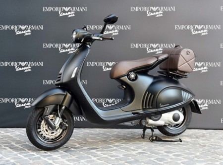 Giorgio Armani presenta la Vespa que lleva su firma