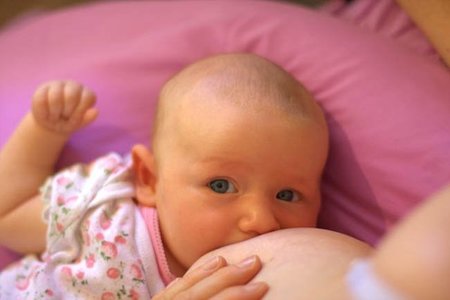 La lactancia materna exclusiva durante seis meses es suficiente para el bebé