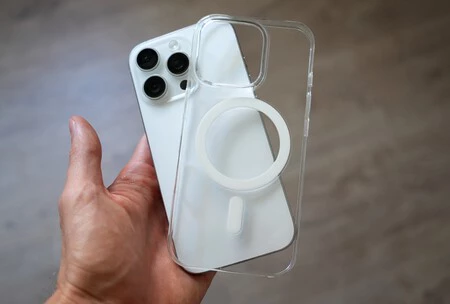 La funda transparente junto a mi iPhone 16 Pro La funda transparente junto a mi iPhone 16 Pro
