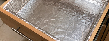 Forrar los cajones de la cocina con papel de aluminio vuelve a estar de moda: para qué sirve y cuándo deberías hacerlo