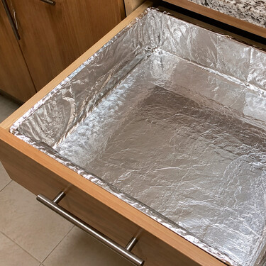 Forrar los cajones de la cocina con papel de aluminio vuelve a estar de moda: para qué sirve y cuándo deberías hacerlo