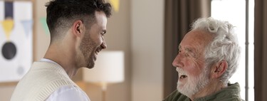 Cuidar a los padres (o a los tíos) para heredar la casa: el nuevo pacto que comienza a crecer en España