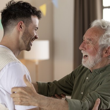 Cuidar a los padres (o a los tíos) para heredar la casa: el nuevo pacto que comienza a crecer en España