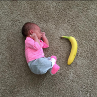 Una madre registra el crecimiento de su bebé comparando su tamaño con objetos cotidianos