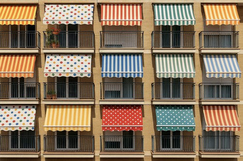 El toldo que nunca habría elegido… pero era eso o broncas con los vecinos y una multa