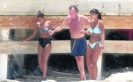 Hey! Se te ha visto presumiendo por ahí de compañía, Julio Iglesias