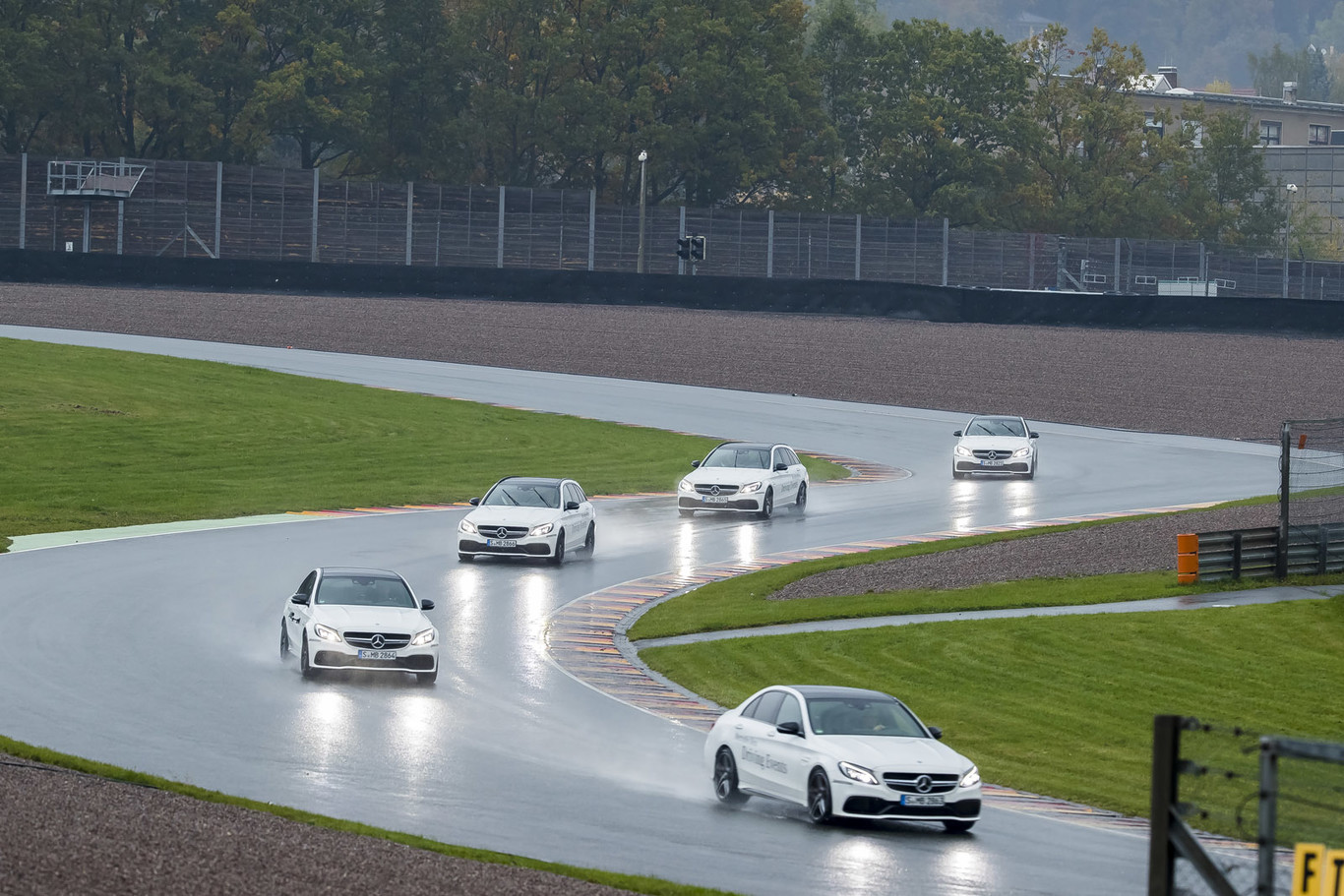 ¿Deben ser obligatorios los cursos de conducción? Así es el de Mercedes-Benz y Bridgestone en Sachsenring