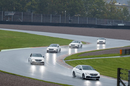 ¿Deben ser obligatorios los cursos de conducción? Así es el de Mercedes-Benz y Bridgestone en Sachsenring