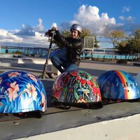 Nzi se mete en el mercado de los patinetes eléctricos con un casco específico, por 54,99 euros