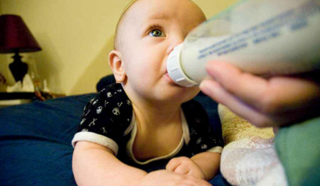 ¿Por qué los bebés no pueden tomar leche de vaca?