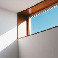Investigadores logran transformar ventanas comunes en placas solares con un material casi invisible
