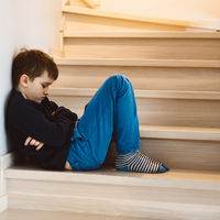 "Tiempo fuera" y "silla de pensar": una educadora en disciplina positiva nos explica por qué no deberíamos utilizar estos métodos