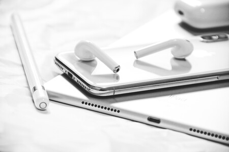 Apple está investigando fundas para iPhone con las que pudiéramos llevar y cargar nuestros AirPods, según una patente