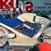 Hace 40 años Suzuki quiso revolucionar el mundo con una moto sin cadena, sin horquilla y sin amortiguadores. Fue un fracaso rotundo