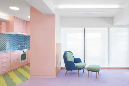 ¿Te gustan las casas llenas de color? Descubre este piso sandía en Tokio