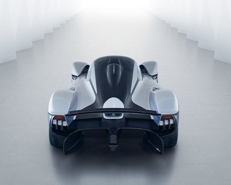 Aston Martin planea competir con Ferrari en su cancha con un nuevo deportivo de motor central que llegará en 2021