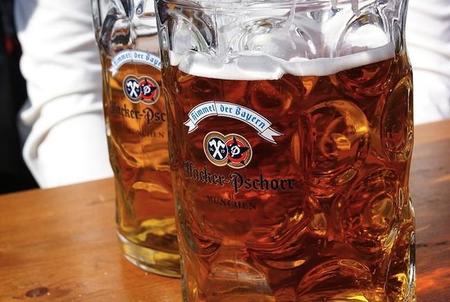 Las 'gafas de cerveza' o por qué vemos más atractiva a la gente cuando bebemos alcohol