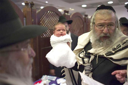 Los rabinos de Nueva York podrán seguir chupando el pene de los bebés tras circuncidarlos