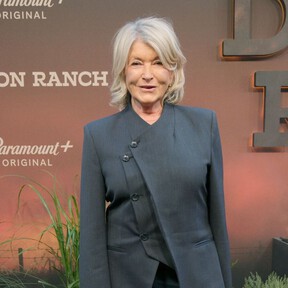 Las zapatillas Skechers de Martha Stewart que amarán las mujeres de +60: tipo botín, en el color de moda y cómodas para caminar horas 