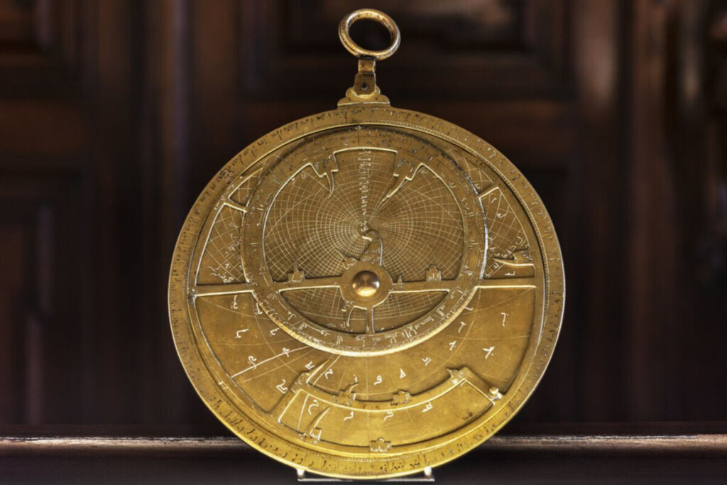 Estuvo años olvidado en la vitrina de un museo. Resulta ser el "smartphone" más antiguo del mundo que unió a tres culturas