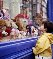 Comprar juguetes en los pequeños comercios
