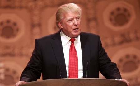 Donald Trump lo vuelve a hacer: pide un boicot a Apple... mientras tuitea desde un iPhone