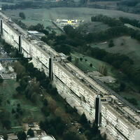 En 1972, Italia quiso poner una ciudad entera dentro de un edificio de un kilómetro. 50 años después aún paga las consecuencias 