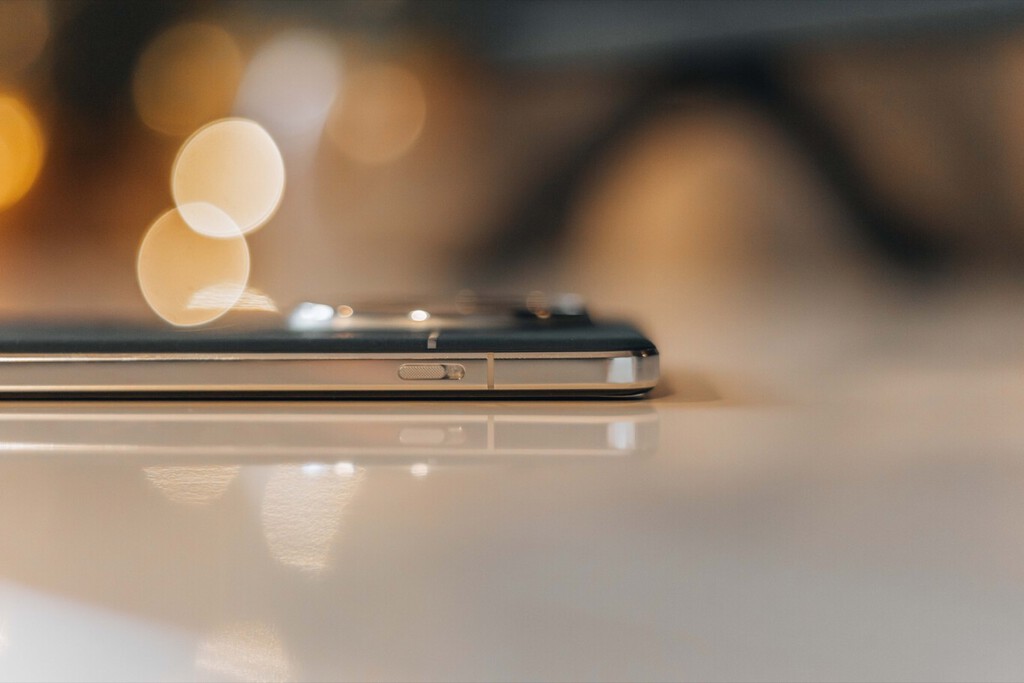 OnePlus era el último bastión del botón de silencio. Acaba de remplazarlo para subirse al carro de la IA