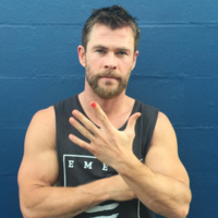 ¿Por qué muchos hombres están apareciendo con una sola uña de sus manos pintada?