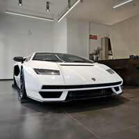 Alguien ha comprado un Lamborghini Countach LPI 800-4 nuevo en Barcelona por 2,8 millones de euros, pero el coche ya está en Portugal 