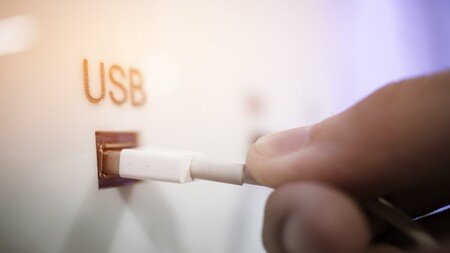Juice jacking: por qué debes tener mucho cuidado al recargar tu móvil en puertos USB públicos y cómo evitar problemas
