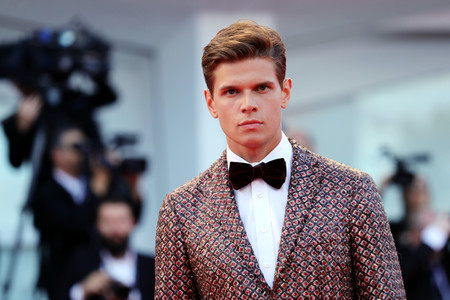 Alessandro Egger hizo perfecto match en su look durante el Festival de Cine de Venecia