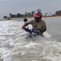 Compra una moto eléctrica y la mete en el mar para demostrar que se rompería y... sigue funcionando