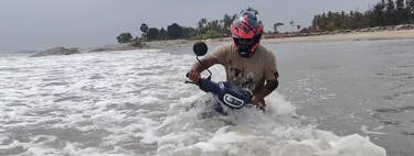 Compra una moto eléctrica y la mete en el mar para demostrar que se rompería y... sigue funcionando