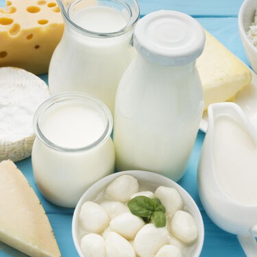 Ni engordan, ni aumentan el colesterol: los científicos coinciden en que los lácteos enteros son más saludables que los desnatados 